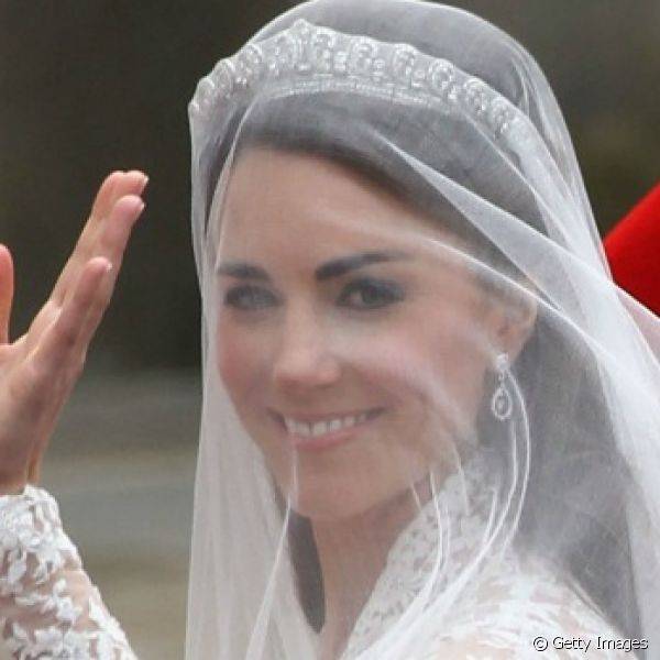Kate Middleton escolheu a sombra preta levemente esfumada para a beleza mais cl?ssica